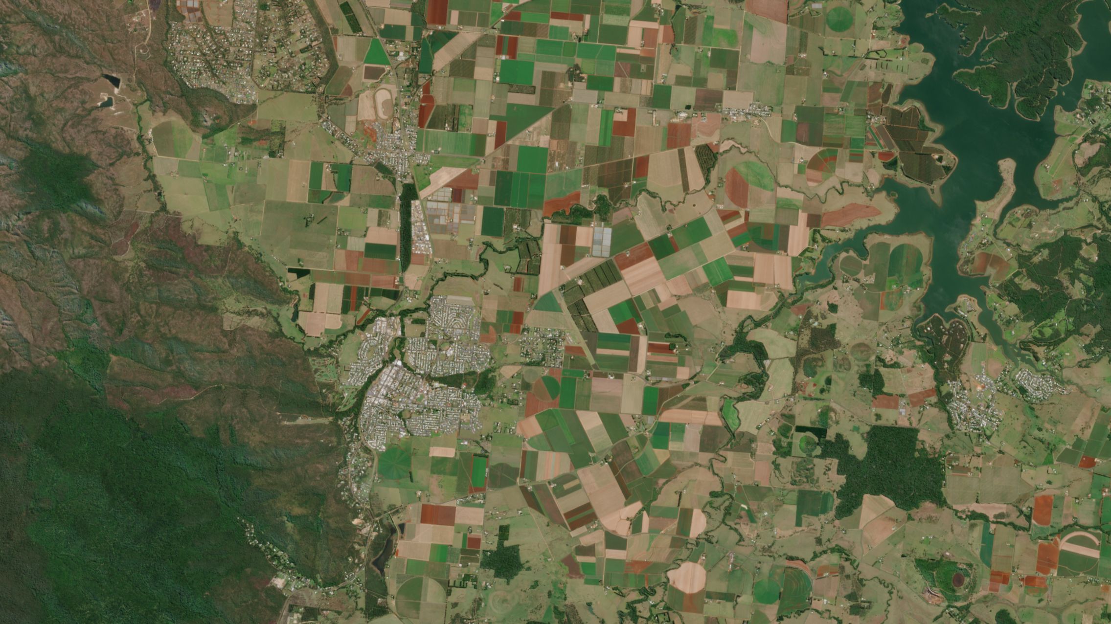 Atherton Tablelands, Sentinel-2 natural colour, August 2020: a patchwork of farmland between forest and lake.